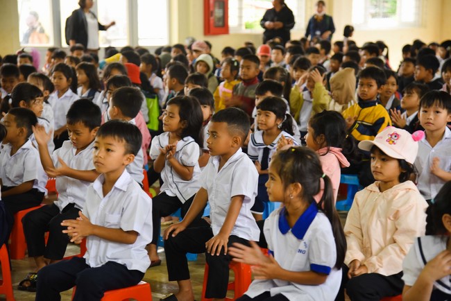 Ban Từ thiện: Tặng quà Trung Thu cho các em học sinh ở Đắk Som, Đăk Nông